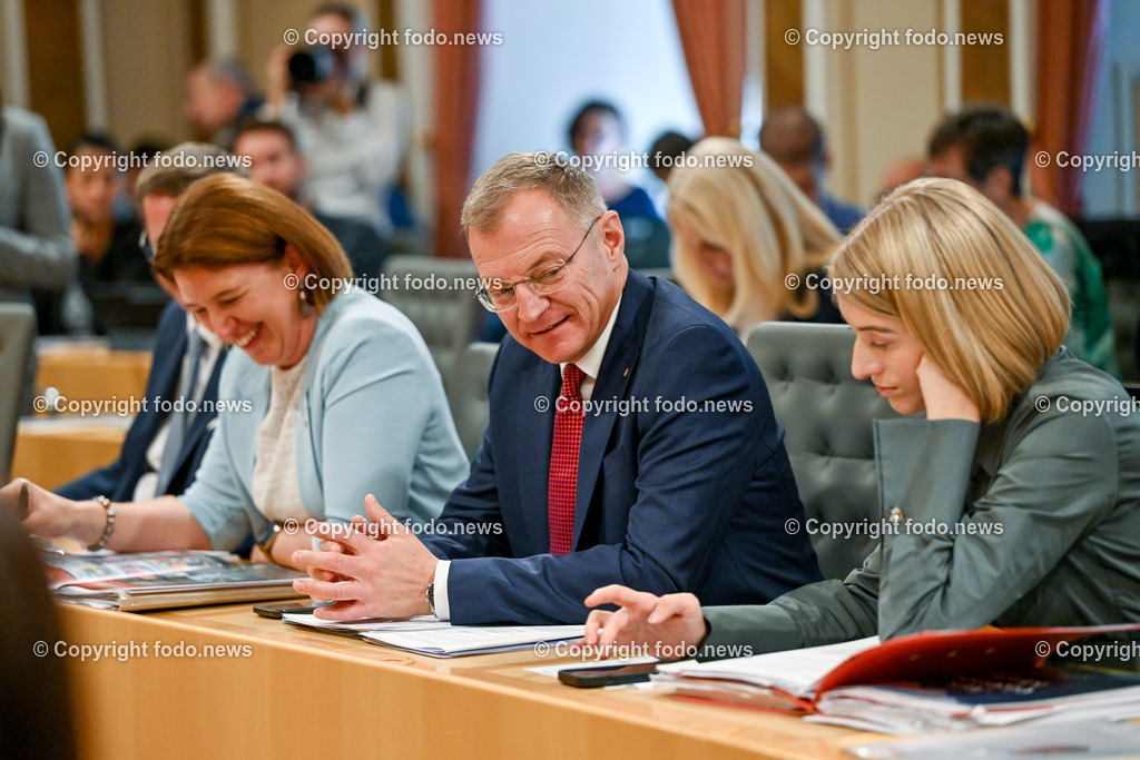 Landhaus Linz_ Promenade_ Landtagssitzung_ 24.10.2024-49 | 24.10.2024, Landhaus Linz AUT, Promenade, Landtagssitzung, im Bild LRin Michaela Langer Weninger (VP), LH Thomas Stelzer (VP, Landeshauptmann Ooe), LH-StvIn Christine Haberlander (VP)