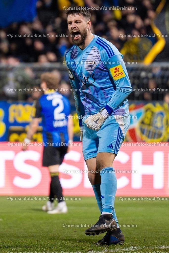 xYDR2802250101052 | 28.02.2025, xydrx, Fußball, Viktoria Köln - 1.FC Saarbrücken, 3.Liga, Sportpark Höhenberg, Saison 2024 2025: Phillip Menzel (1.FC Saarbrücken #13) wütend. DFB regulations prohibit any use of photographs as image sequences and or quasi-video.