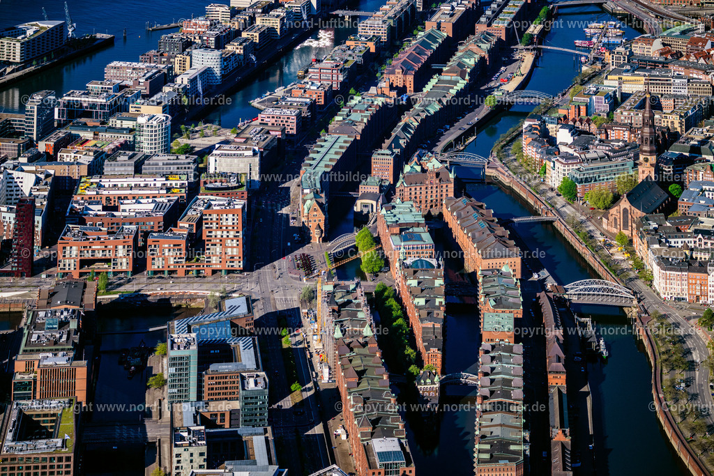 Hamburg_Speicherstadt_Hafencity_ELS_1823270425 | HAMBURG 27.04.2025 Gebäude, Straßen und Kanäle der Hafencity und Speicherstadt mit Elbphilharmonie in Hamburg, Deutschland. // Buildings, streets and canals of the Hafencity and Speicherstadt with Elbphilharmonie in Hamburg, Germany. Foto: Martin Elsen