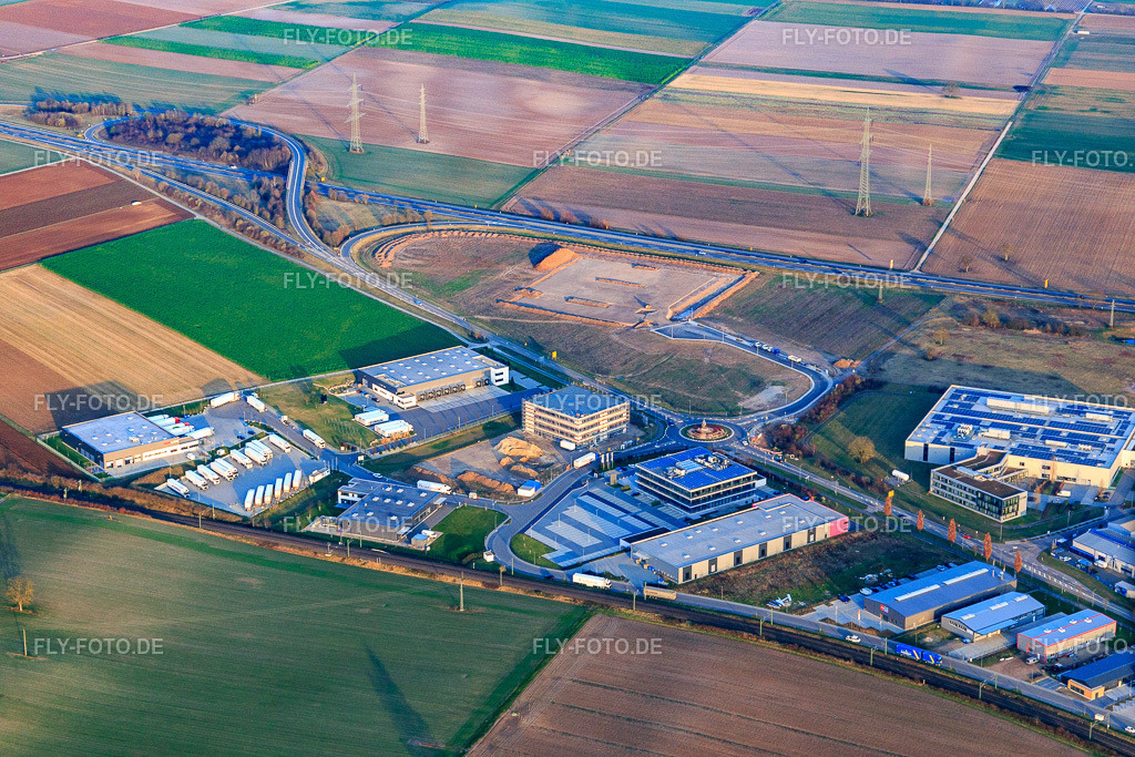 Industriegebiet Im Speyerer Tal mit TRANSAC Intern. Speditionsgesellschaft mbH, ITK Engineering GmbH, Baustelle des Neubaus der Kardex Software GmbH und Markthalle 5 https://markthalle-5.de/ http://www.itk-engineering.de/ https://www.transac.de/ http | Luftbild: Industriegebiet Im Speyerer Tal mit TRANSAC Intern. Speditionsgesellschaft mbH, ITK Engineering GmbH, Baustelle des Neubaus der Kardex Software GmbH und Markthalle 5 https://markthalle-5.de/ http://www.itk-engineering.de/ https://www.transac.de/ https://www.kardex-remstar.de/ in Rülzheim im Bundesland Rheinland-Pfalz in Deutschland. Foto: IMG_104540.jpg vom 14.01.2018 durch Werner Riehm/FLY-FOTO.de - Realisiert mit Pictrs.com