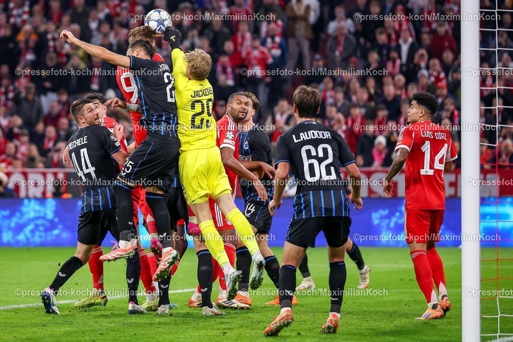 UCL22102501113 | 22.10.2025, Fußball, UEFA Champions League, FC Bayern München - Club Brügge, Allianz Arena, Saison 2025 2026: xxxxxxxxxxRegulations prohibit any use of photographs as image sequences and or quasi-video.