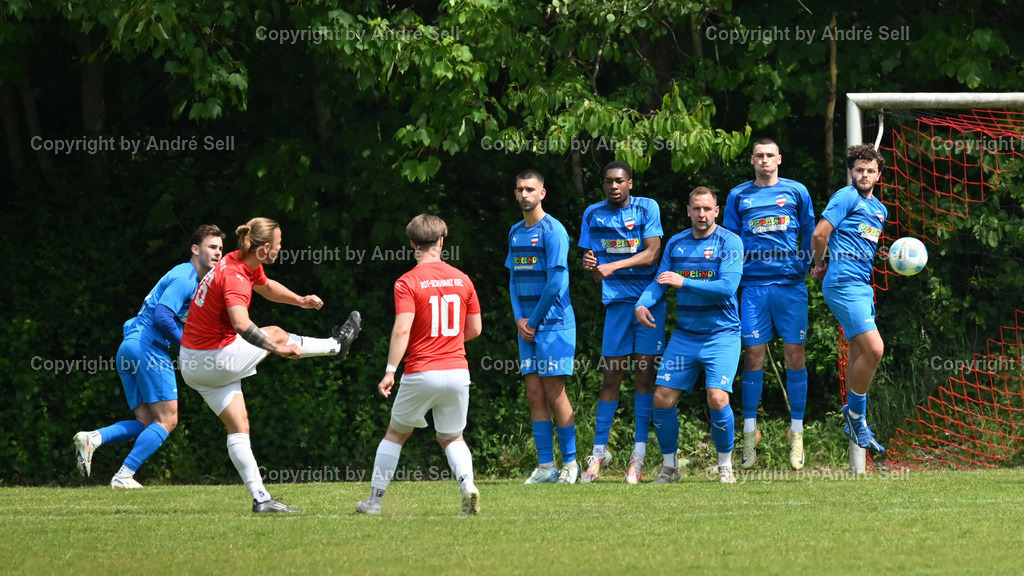 SSG Rot-Schwarz Kiel vs Inter Türkspor Kiel | Ben-Joel Jarik (Kiel #26 ganz links) erzielt hier per direktem Freistoss das 1-1 für Rot-Schwarz / Fußball-Landesliga Schleswig Männer 2024/2025 / SSG Rot-Schwarz Kiel vs Inter Türkspor Kiel / Sportplatz Meimersdorf / Kiel / 24.05.25 - Realisiert mit Pictrs.com