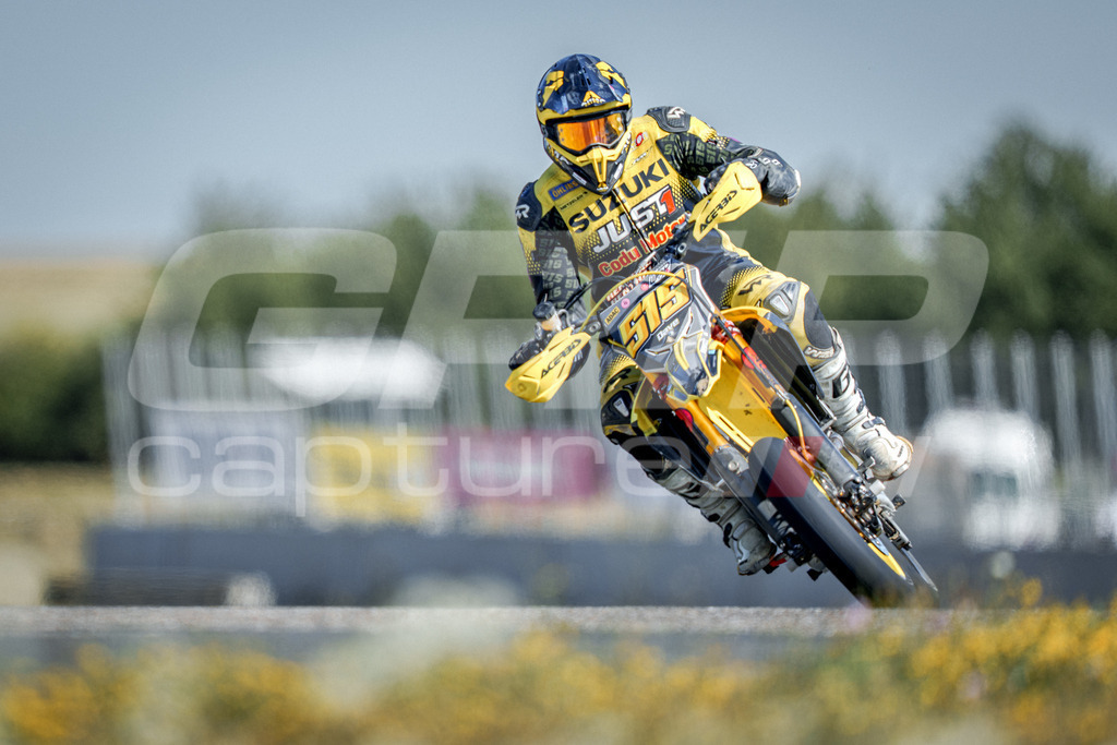 SuperMoto_Staatsmeisterschaft_Fuglau-967 | GRIPcapture steht für authentische Sportfotografie in Österreich – für Momente, die mehr sind als Geschwindigkeit oder Ergebnis. Es geht um Emotion, Spannung, Fokus und den Augenblick, der oft nur einen Wimpernschlag dauert.Ob Motorsport, Teamsport oder 