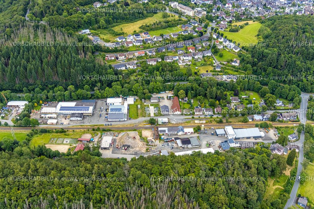 BadLaasphe240709340 | Luftbild, Gewerbegebiet Friedrichshütte und Lindenstraße an der Bahnlinie, Wohngebiet Schuleborn, hinten die Schloßbergklinik HGC Kliniken GmbH, Wittgenstein-Kunst, Bad Laasphe, Wittgensteiner Land, Nordrhein-Westfalen, Deutschland