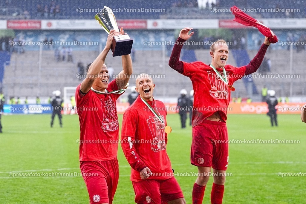 xYDR24052501108 | 24.05.2025, xydrx, Fußball, Finaltag der Amateure, Finale Niederrheinpokal, MSV Duisburg - Rot-Weiss Essen, Schauinsland-Reisen Arena: Essener jubeln mit Pokal in der Hand