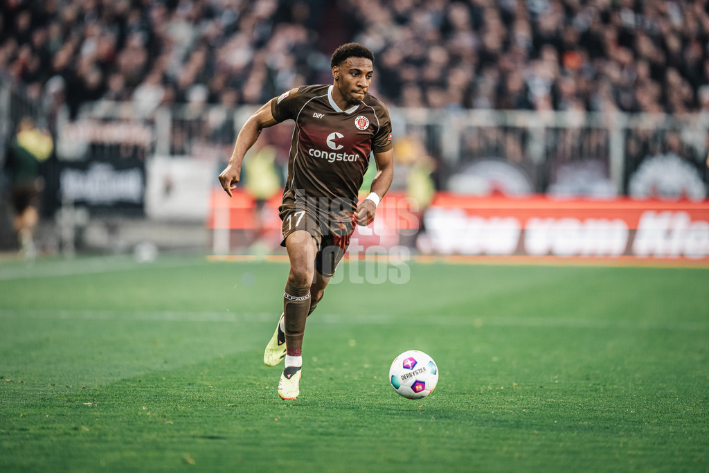 Fußball | Männer | Saison 2023/2024 | 2. Fußball-Bundesliga | 31. Spieltag | FC St. Pauli vs. FC Hansa Rostock | 26.04.2024 | Oladapo Afolayan (#17, FC St. Pauli)