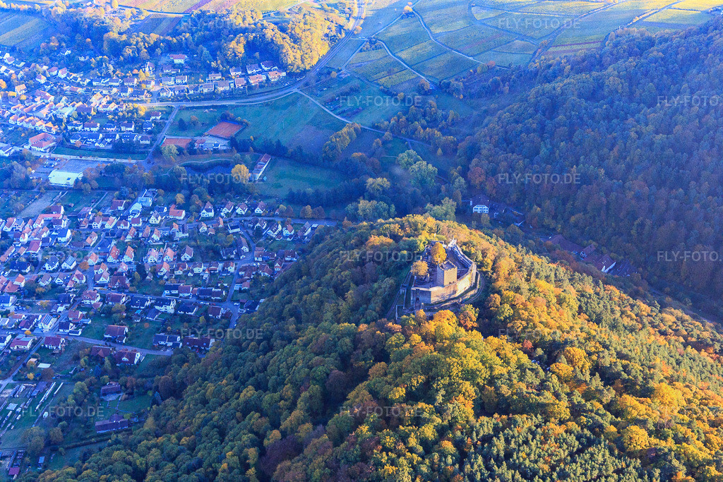 Burgruine der Burg Landeck im herbstlichem Wald bei Abendlicht https://www.landeck-burg.de/ | Luftbild: Burgruine der Burg Landeck im herbstlichem Wald bei Abendlicht https://www.landeck-burg.de/ in Klingenmünster im Bundesland Rheinland-Pfalz in Deutschland. Foto: IMG_095754.jpg vom 30.10.2016 durch Werner Riehm/FLY-FOTO.de - Realisiert mit Pictrs.com