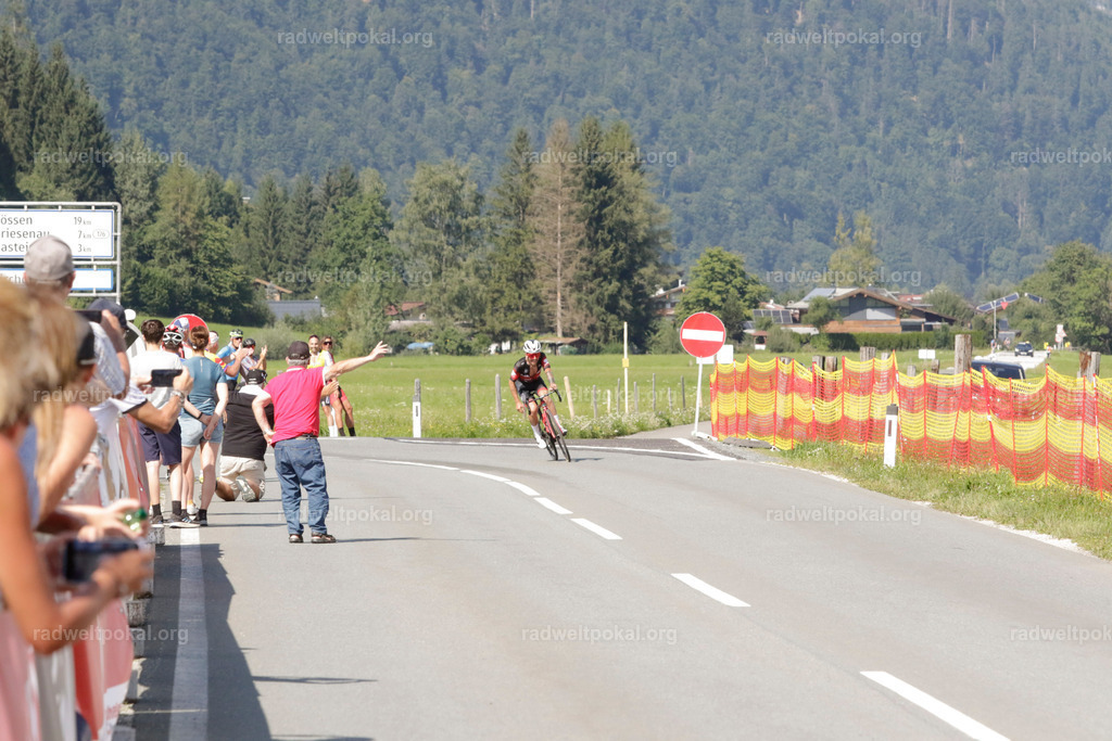 1189_20230817_Bewerb_Maenner_Muehlanger | AUT - OESTERREICH, 2023-08-16: SPORT RENNRAD-FAHREN - 55. INTERNATIONALER RADWELTPOKAL IN ST. JOHANN IN TIROL  - Vintage-Radrennen mit WM-Bronze-Medaillen-Siegerin Christina Schweinberger, den Teilnehmer und Alexander Baumann (vom Orginastions-Team) - TAG 2 BEWERB MAENNER IN SECHS GRUPPEN  ; Foto: Roland Muehlanger