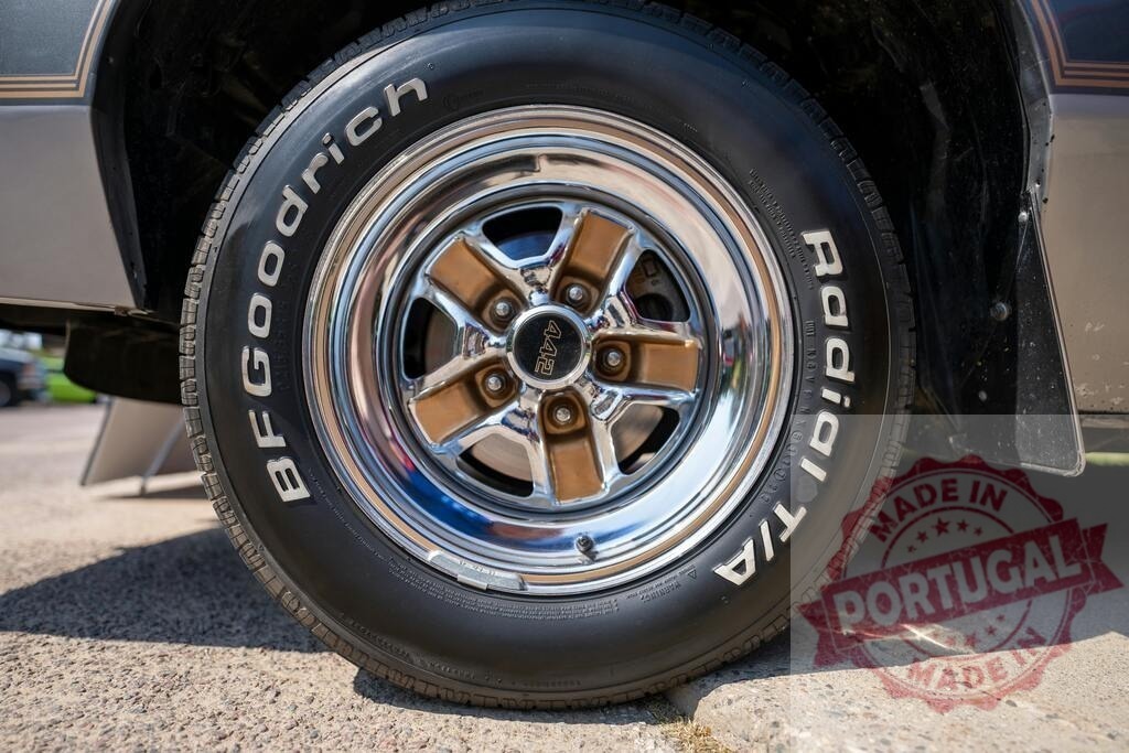 Oldsmobile 442 muscle car wheel with BFGoodrich tire | Close up view of a vintage muscle car wheel with chrome and gold details - Realisiert mit Pictrs.com