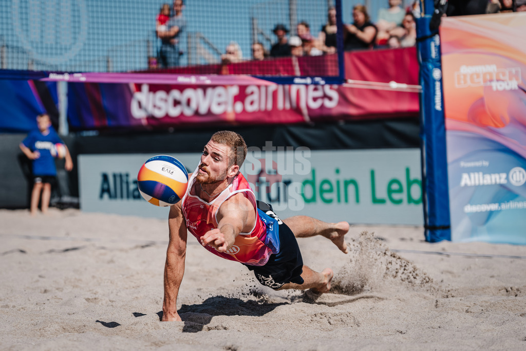 Beachvolleyball | Männer | Allianz German Beach Tour 2024 | Tourstop Kühlungsborn 2 | 17.08.2024 | Luis Henrichs springt zum Ball