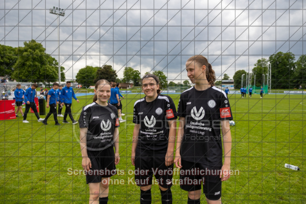 20250529_151048_1791 | #,  SGM Wendlingen-Ötlingen II (blau) vs. 1.FC Donzdorf II (schwarz), Fussball, Frauen-Bezirkspokal Finale Saison 2024/2025, Rasenplatz VfL Stadion Kirchheim, Jesinger Straße 105, 73230 Kirchheim, 29.05.2025 - 13:00 Uhr,Foto: PhotoPeet-Sportfotografie/Peter Harich