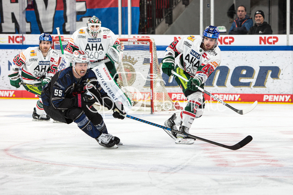 Nuernberg ICE Tigers - Augsburger Panther | Blake PARLETT (NIT #55) kommt nicht mehr an den Puck / Michael CLARKE (AEV #49)