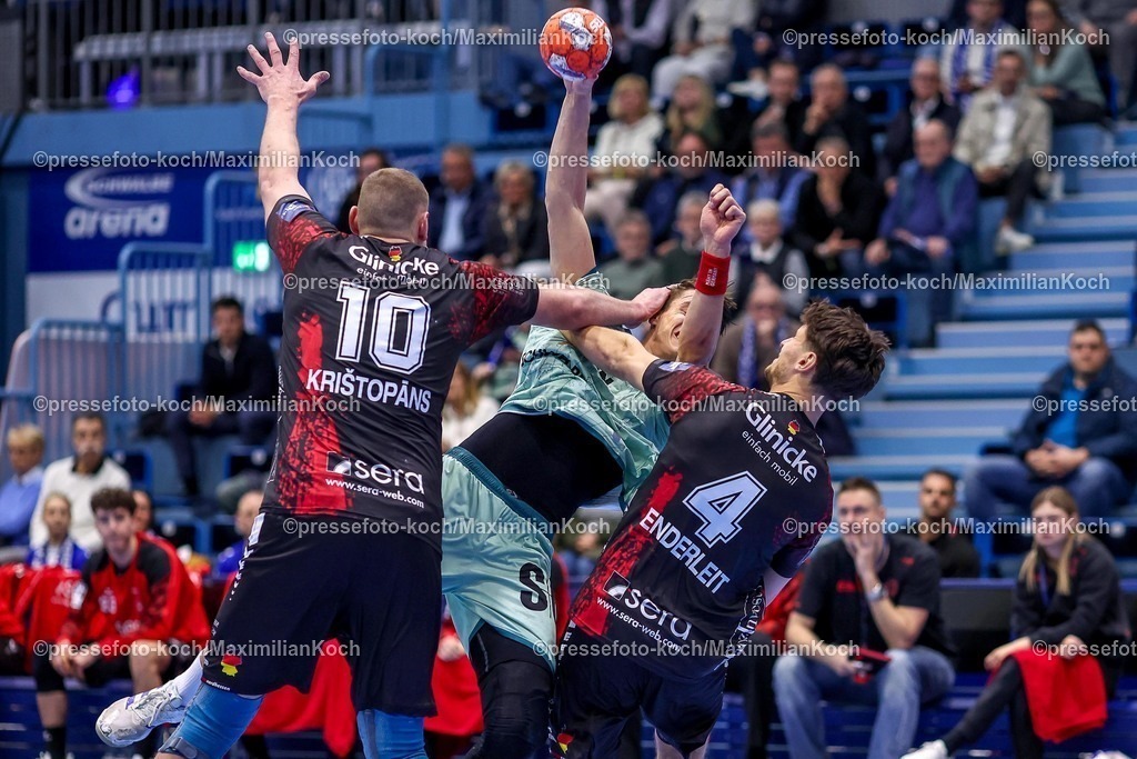 Gum25032501075 | 25.03.2025, Handball, European League - Play-Offs, VfL Gummersbach - MT Melsungen, Schwalbe-Arena: Julian Köster (GUM #7) gegen Dainis Kristopans (MT Melsungen #10) und Nikolaj Enderleit (MT Melsungen #4) 