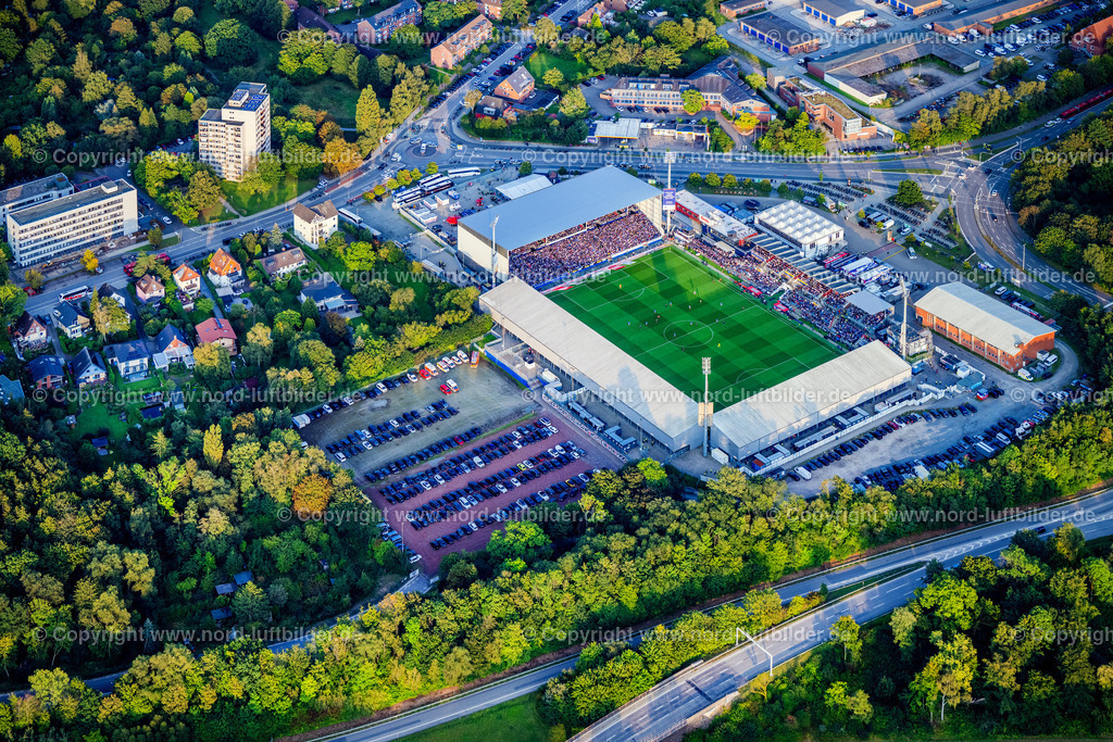 Kiel_Holstein_Kiel_Gegen_Bayern_München_ELS_6648140924 | KIEL 14.09.2024 Sportstätten-Gelände der Arena des Stadion  Holstein-Stadion am Westring im Ortsteil Wik in Kiel im Bundesland Schleswig-Holstein, Deutschland. Weiterführende Informationen bei: Danker Bau GmbH,  Kieler Sportvereinigung Holstein von 1900 e.V.. // Sports facility grounds of the Arena stadium Holstein-Stadion on Westring in the district Wik in Kiel in the state Schleswig-Holstein, Germany. Further information at: Danker Bau GmbH,  Kieler Sportvereinigung Holstein von 1900 e.V.. Foto: Martin Elsen