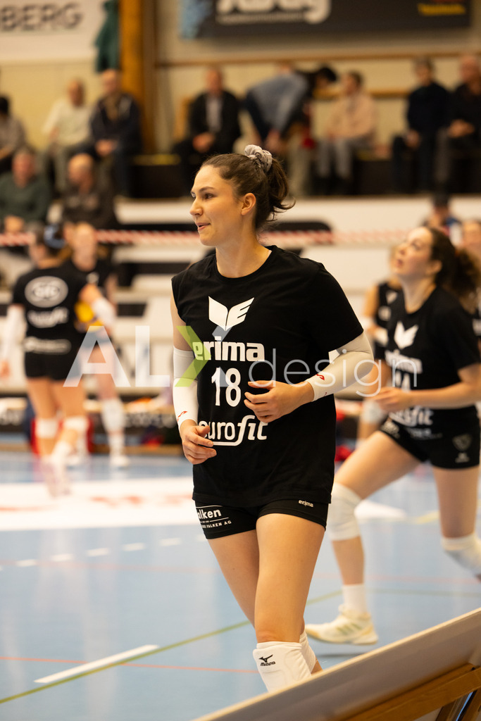 Volleyball I Frauen I Saison 2025-2026 I CEV Volleyball Challenge Cup 2026 | Women I 16th Finals I VC Kanti Schaffhausen - TJ Ostrava I 03.12.2025 | VC Kanti Schaffhausen - 18 Martina Koch (CH) – Mitte - Realisiert mit Pictrs.com
