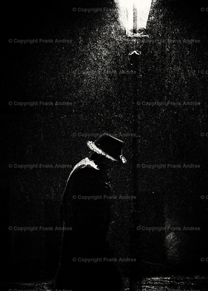 Regen | Ein Mann mit Mantel und Hut geht bei starkem Regen unter einer alten Straßenlaterne in der Nacht.. Schwarz weiß Fotografie - Realisiert mit Pictrs.com