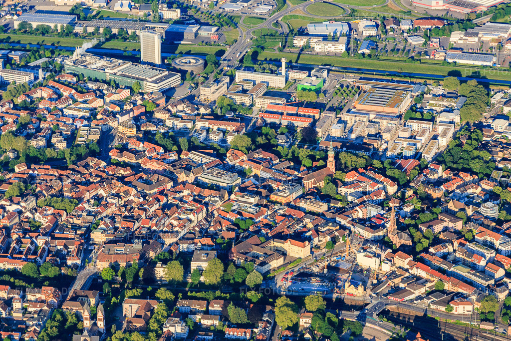Luftbild: Stadtübersicht aus Nordosten mit Burda Medien Park in Offenburg im Bundesland Baden-Württemberg in Deutschland. Foto: IMG_114954.jpg vom 01.06.2019 durch Werner Riehm/FLY-FOTO.de