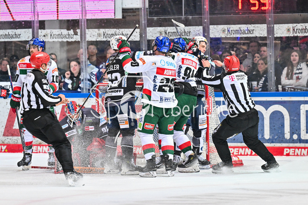 Iserlohn Roosters - Augsburger Panther | ein hitziges Duell in Iserslohn / Sven ZIEGLER (Iserlohn Roosters 52) / Cody KUNYK (Augsburger Panther #20) / Anrei HAKULINEN (Augsburger Panther #94) / DEL: Iserlohn Roosters - Augsburger Panther, Eissporthalle Iserlohn am 07.03.2025