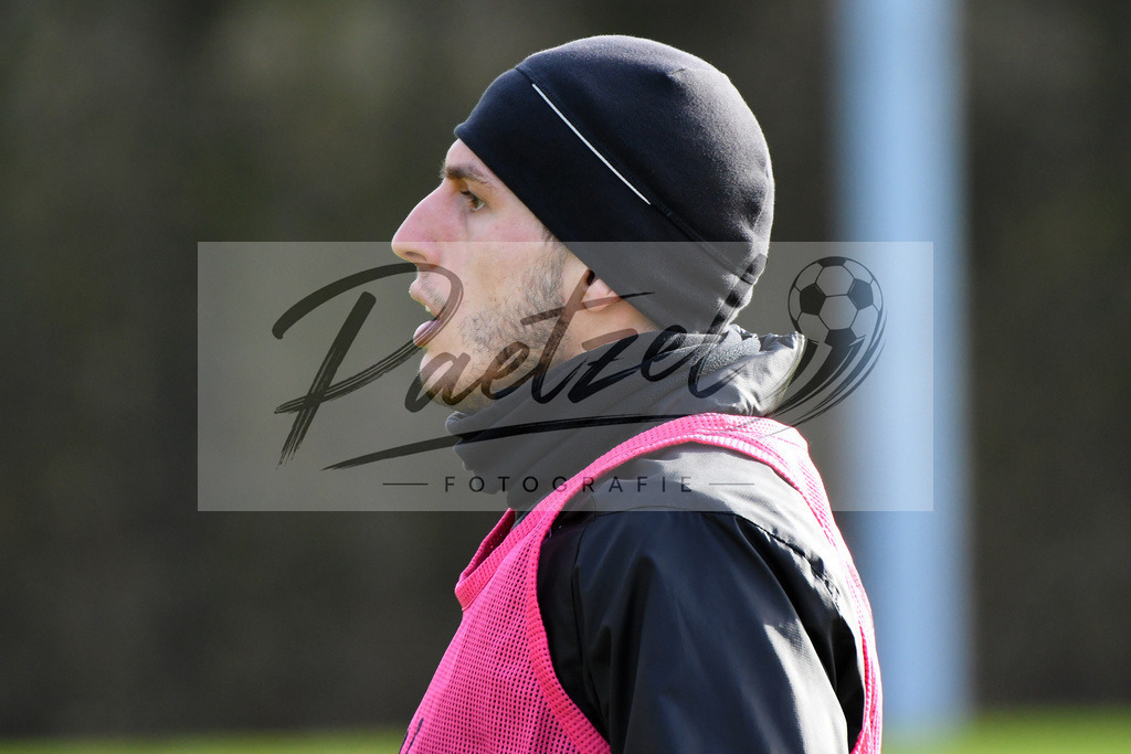 20200215_TRAOSN_0043 | Fussball, Herren: Bashkim Ajdini (VfL Osnabrueck) schaut waehrend der Trainingseinheit des VfL Osnabrueck im Sportpark Illoshoehe am 15.02.2020 in Osnabrueck, Deutschland. - Realisiert mit Pictrs.com