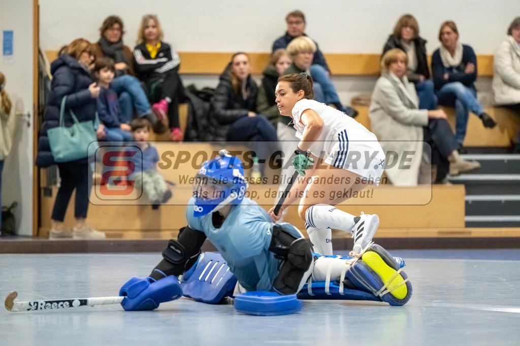 HK_20241201_109506 | 1. Bundesliga Halle Damen Düsseldorfer HC - Schwarz Weiss Köln am 1.12.2024 DHC, Düsseldorf , Anna Schruff ( Schwarz Weiss Köln #4 ) , Tessa Schubert ( Düsseldorfer HC #28 )
