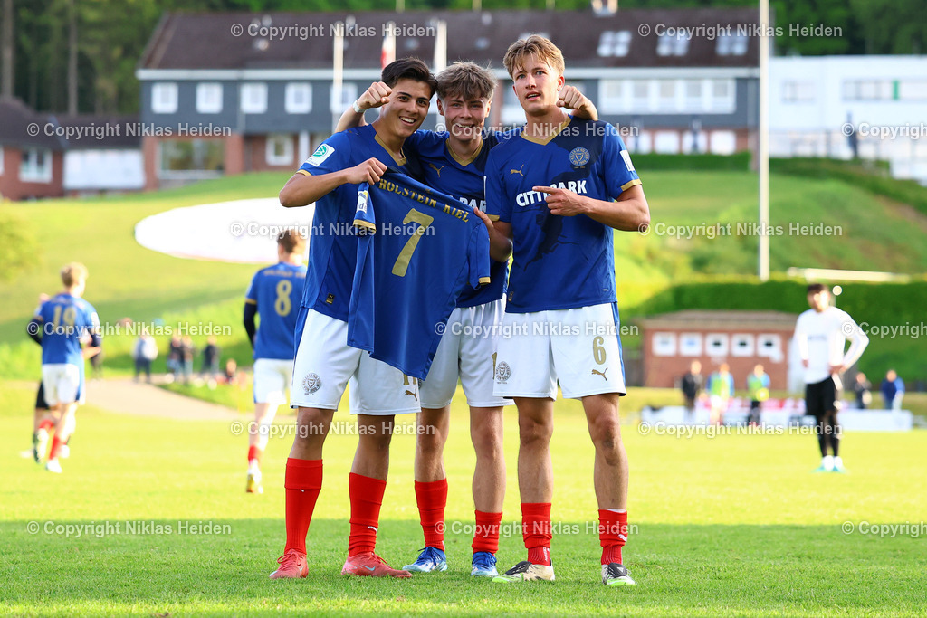 NH_JFVLübeckU19_HolsteinKielU19_SHFVLandespokal_14052026 | #11 Kevin Hahn (Holstein Kiel U19), #13 Felix Lüth (Holstein Kiel U19) und #6 Henrik Westphal (Holstein Kiel U19) zeigen das Trikot des verletzten Younes Zöllner. Fußball I Junioren I SHFV-Landespokal (A-Junioren) I Saison 2025-2026 I Finale I JFV Lübeck U19 - Holstein Kiel U19 I 14.05.2026 I Uwe-Seeler-Fußball-Park