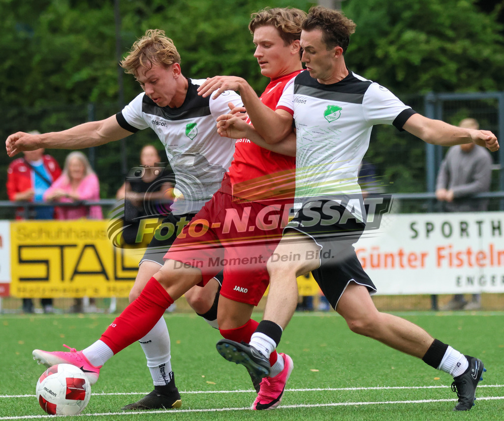 FC RW Kirchlengern - Post TSV Detmold | Auf dem Bild zu sehen: Rot FC RW Kirchlengern: Alessio Zschieschang ; weiß TuS Ahmsen rechts: Louis Schröder FC RW Kirchlengern, TuS Ahmsen, Saison 26/27, Testspiel, Deutschland - Realisiert mit Pictrs.com