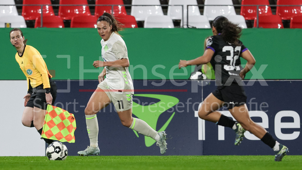 Fussball, DFB-Pokal Frauen, SGS Essen - SV Werder Bremen | v.li.: Maja Sternad (SV Werder Bremen, 11) am Ball, Einzelbild, Ganzkörper, Aktion, Action, Spielszene, Ella Touon (SGS Essen, 32), DIE DFB-RICHTLINIEN UNTERSAGEN JEGLICHE NUTZUNG VON FOTOS ALS SEQUENZBILDER UND/ODER VIDEOÄHNLICHE FOTOSTRECKEN. DFB REGULATIONS PROHIBIT ANY USE OF PHOTOGRAPHS AS IMAGE SEQUENCES AND/OR QUASI-VIDEO.