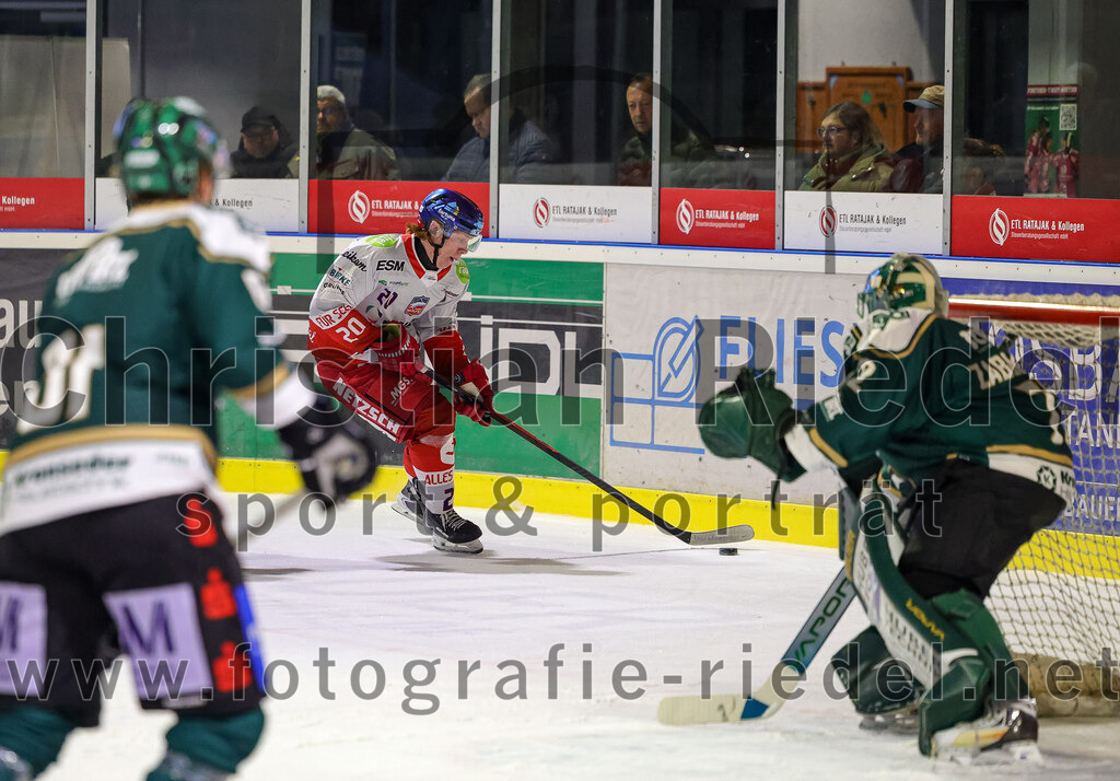 2025-11-16_088_TSV_Erding_gegen_Selber_Woelfe | Erding, Deutschland, 16.11.2025:Eishockey, Oberliga Süd 2025 / 2026, 17. Spieltag, TSV Erding gegen Selber Wölfe, Endergebnis: 3:1Kende Kassay-Kezi (Selber Wölfe, #20), Torwart David Zabolotny (Erding Gladiators, #72)Foto: Christian Riedel / fotografie-riedel.net