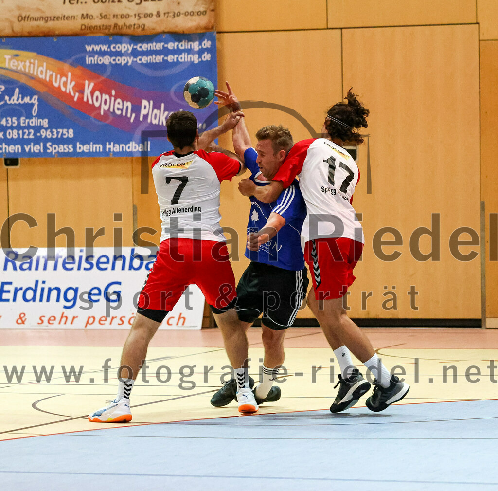 2022-10-08_072_SpVgg_Altenerding_gegen_ASV_Dachau | Erding, Deutschland, 08.10.2022:
Handball, Bezirksoberliga Männer 2022 / 2023, 4. Spieltag, SpVgg Altenerding gegen ASV Dachau, Endergebnis: 23:23

Simon Dybilasz (SpVgg Altenerding, #7), Maximilian Hauß (ASV Dachau, #2), Luis Leitner (SpVgg Altenerding, #17)

Foto: Christian Riedel / fotografie-riedel.net