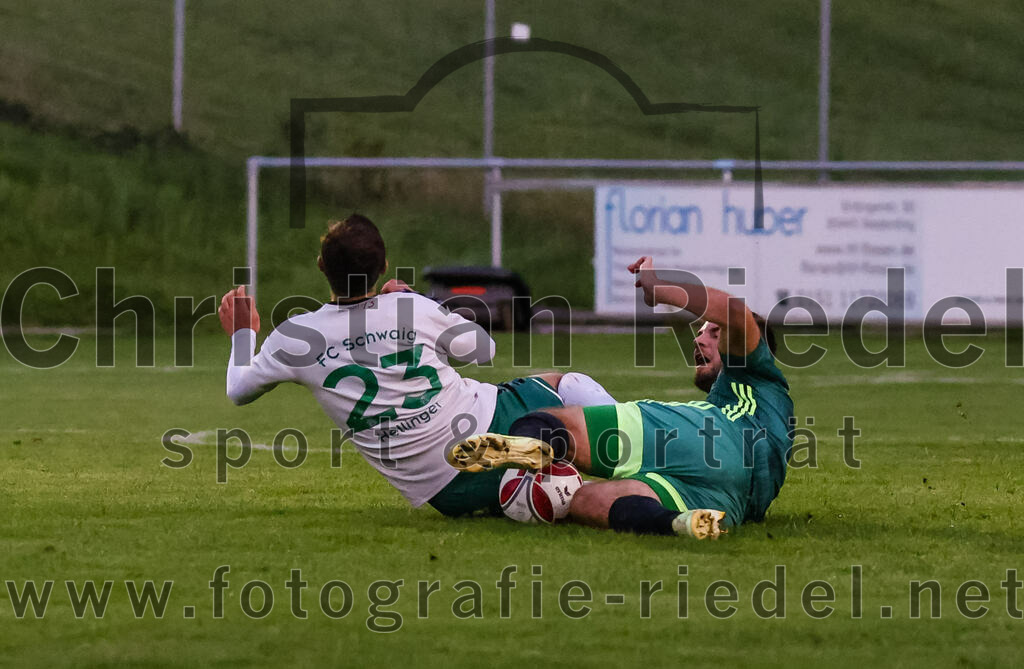 2023-09-01_084_FC_Schwaig_gegen_TSV_Gruenwald | Oberding, Deutschland, 01.09.2023:
Fußball, Landesliga Südost 2023 / 2024, 9. Spieltag, FC Schwaig gegen TSV Grünwald, Endergebnis: 3:1

Maximilian Hellinger (FC Schwaig, #23), Markus Kreuzeder (TSV Grünwald, #4)

Foto: Christian Riedel / fotografie-riedel.net