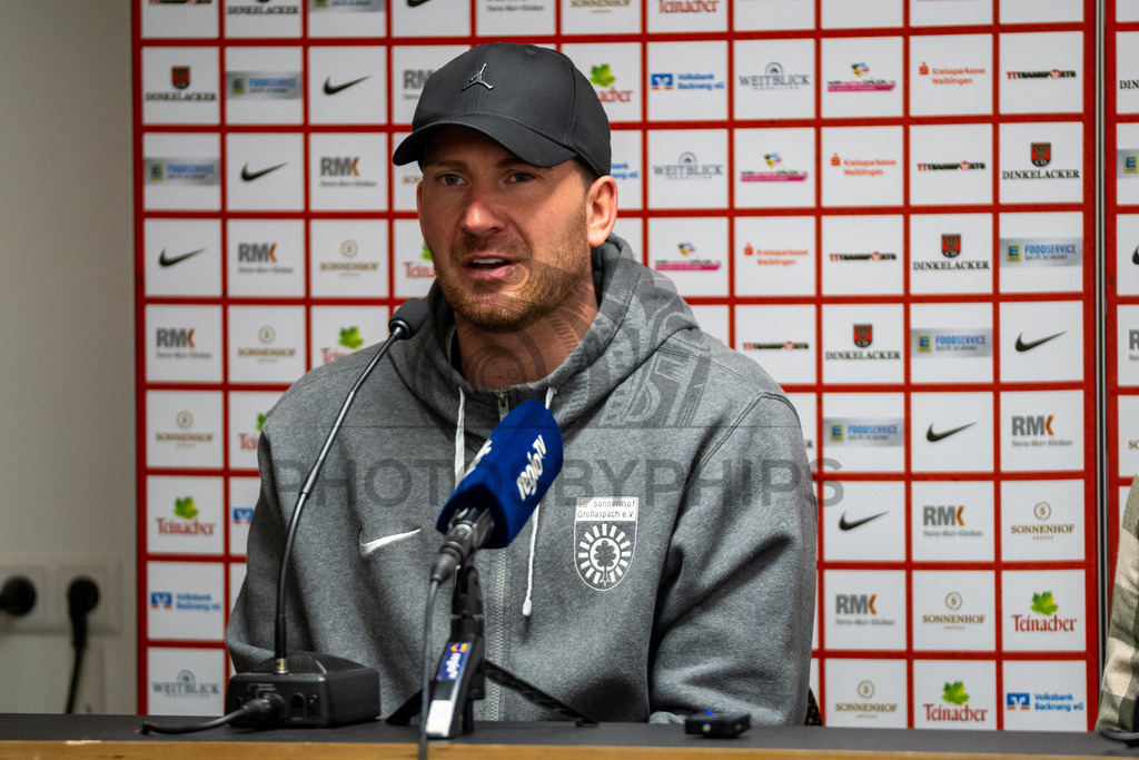 SG Sonnenhof Grossaspach vs. SSV Ulm 1846 Fussball, Fussball, WFV-Pokal, Viertelfinale, 01.04.2026 | Pascal Reinhardt (Trainer SG Sonnenhof Großaspach) nachd dem Sieg bei der Pressekonferenz,SG Sonnenhof Grossaspach vs. SSV Ulm 1846 Fussball, Fussball, WFV-Pokal, Viertelfinale, 01.04.2026