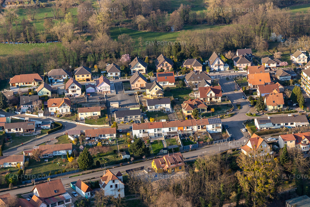 Aerial view: Rue le Palais in Scheibenhard in the state Bas-Rhin, France. – Photo: IMG_130991.jpg taken on 03/22/2022 by Werner Riehm/FLY-FOTO.com – Resolution of the original: 5472 x 3648 px