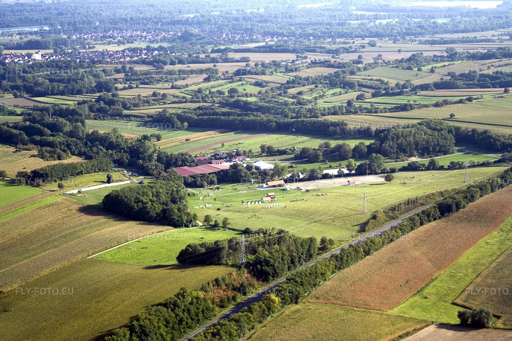 Vue aérienne: Écurie à Scheibenhard dans le département Bas Rhin, France.Photo: IMG_8078.jpg prise le 15/09/2007 par Werner Riehm/FLY-FOTO.euRésolution de l'original: 3456 x 2304 px