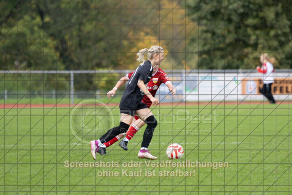 20251012_144041_1228 | #,1.FC Donzdorf (schwarz) vs. VfB Stuttgart II (rot), Fussball, Frauen-Verbandsliga Württemberg, 05. Spieltag, Saison 2025/2026, Rasenplatz Lautertal Stadion, Süßener Straße 16, 73072 Donzdorf, 12.10.2025 - 13:00 Uhr,Foto: PhotoPeet-Sportfotografie/Peter Harich
