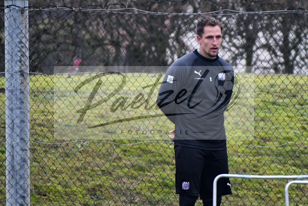 20200125_TRAOSN_0031 | Fußball, Herren: Ulrich Taffertshofer (VfL Osnabrück) schaut beim Training des VfL Osnabrück am 25.01.2020 im Sportpark Illoshöhe in Osnabrück, Deutschland.(Foto von Nico Paetzel) - Realisiert mit Pictrs.com