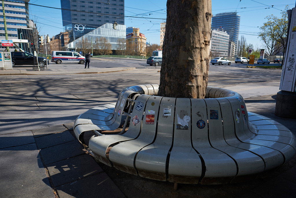 Sitzplatz am Schwedenplatz | Wien, Austria - April 07, 2020: Fotografische Eindrücke auf dem Weg von Floridsdorf zum Stephansplatz während der Corona-Krise; Sitzplatz am Schwedenplatz, im Hintergrund ein Polizeiwagen. - Realisiert mit Pictrs.com