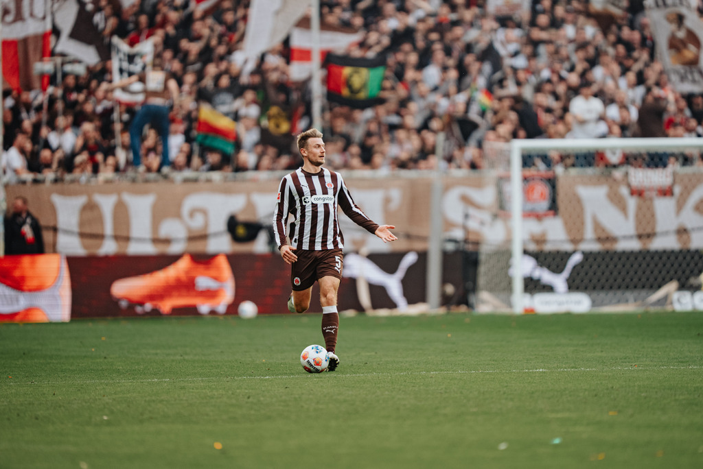 _STP1410 | Der offizielle Shop für FC St. Pauli Fotos. Wähle aus Spielszenen & Fanmomenten dein FCSP Wunschformat. Wir liefern Millerntor-Atmosphäre.