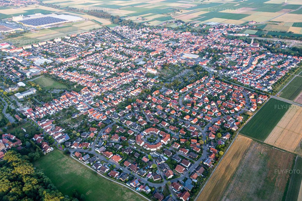 Luftbild: Ortsansicht der Straßen und Häuser der Wohngebiete in Offenbach an der Queich im Bundesland Rheinland-Pfalz in Deutschland. Foto: IMG_082854.jpg vom 25.06.2015 durch Werner Riehm/FLY-FOTO.de