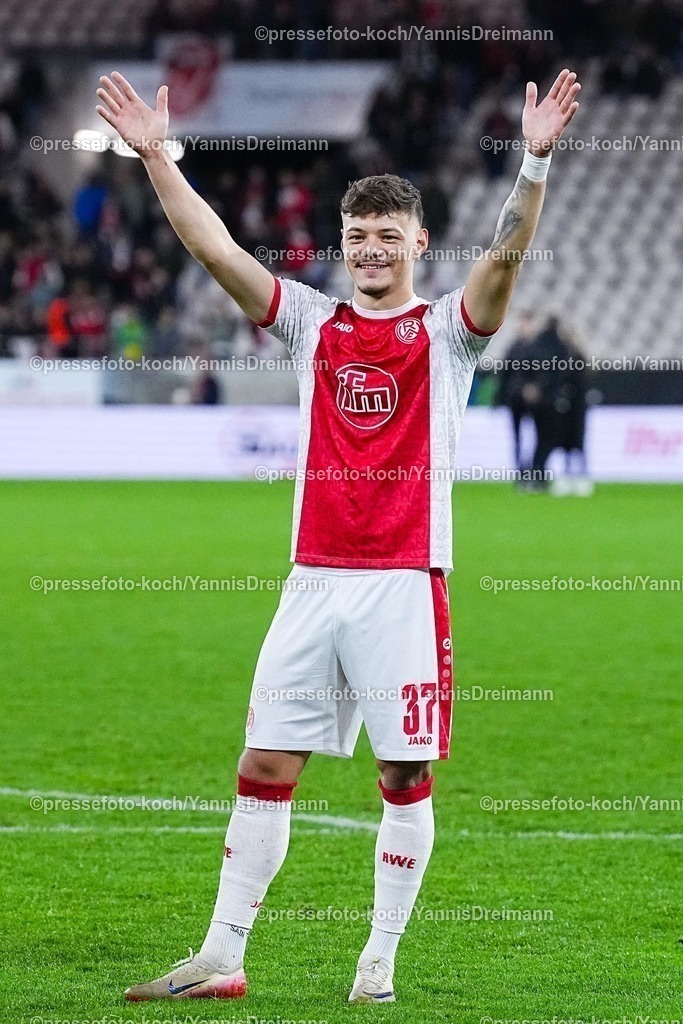 xYDRx02112501045 | 02.11.2025, xydrx, Fußball, 3.Liga, Rot-Weiss Essen - 1.FC Schweinfurt 05, Saison 2025 2026, Stadion an der Hafenstraße: Jannik Hofmann (Rot-Weiss Essen #37) bejubelt den 2:1 Sieg   DFB regulations prohibit any use of photographs as image sequences and or quasi-video.