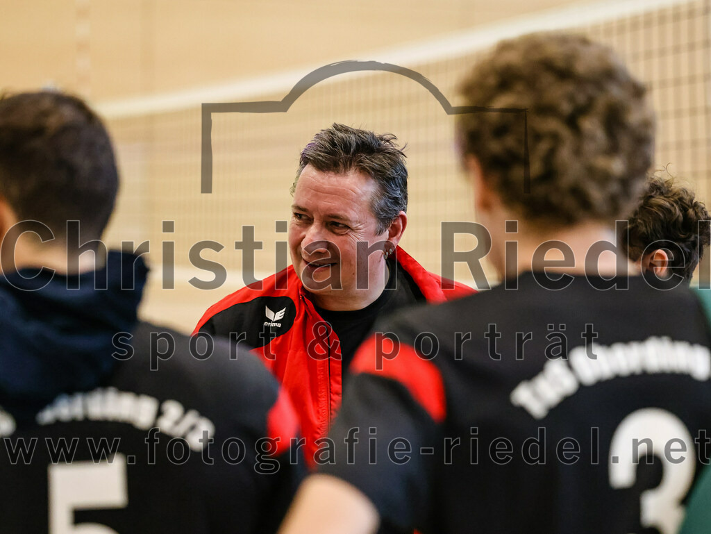 2021-11-27_115_TuS_Oberding_II_gegen_MTV_1881_Ingolstadt_III | Oberding, Deutschland, 27.11.2021:
Volleyball, Kreisliga 2021 / 2022, 5. Spieltag, TuS Oberding II gegen MTV 1881 Ingolstadt III, Endergebnis: 3:2

Thomas Forster (TuS Oberding, #68)

Foto: Christian Riedel / fotografie-riedel.net