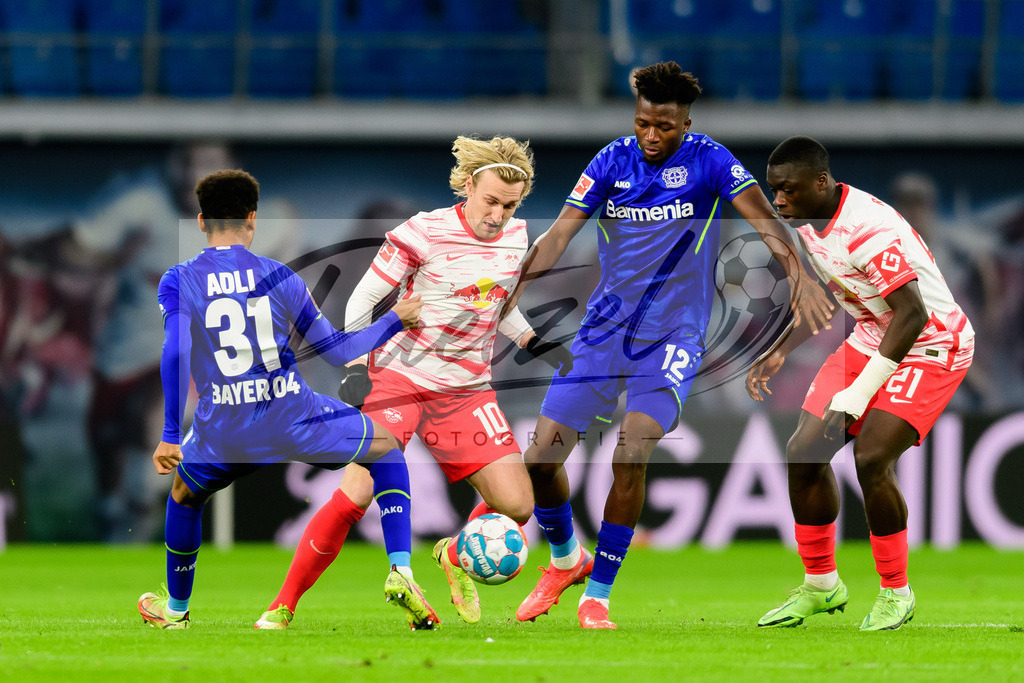 RBLLEV20211128_182 | Fussball, Herren: Amine Adil (Bayer 04 Leverkusen), Emil Forsberg (RB Leipzig), Edmond Tapsoba (Bayer 04 Leverkusen) und Brian Brobbey (RB Leipzig) im Zweikampf bei dem Spiel der 1. Bundesliga zwischen RB Leipzig und Bayer 04 Leverkusen in der Red Bull Arena am 28.11.2021 in Leipzig, Deutschland.DFB / DFL REGULATIONS PROHIBIT ANY USE OF PHOTOGRAPHS AS IMAGE SEQUENCES AND/OR QUASI-VIDEO. - Realisiert mit Pictrs.com