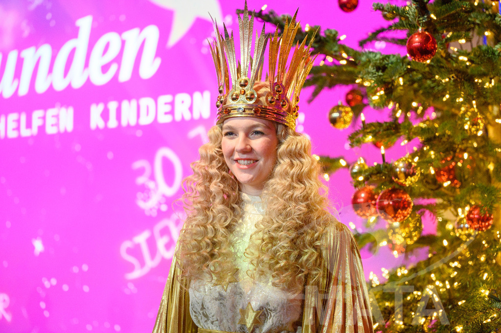 _DWI6429 | Christkind 2023 Nelli Lunkenheimer bei '30 Jahre Sternstunden-Gala 2023' in der Frankenhalle. Nürnberg, 15.12.2023 - Realisiert mit Pictrs.com