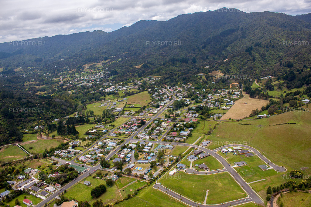 Vue aérienne: Vue de la ville à Coromandel dans le département Waïkato, Nouvelle-Zélande. Photo: IMG_55488.jpg prise le 12/01/2013 par Werner Riehm/FLY-FOTO.euRésolution de l'original: 4752 x 3168 px