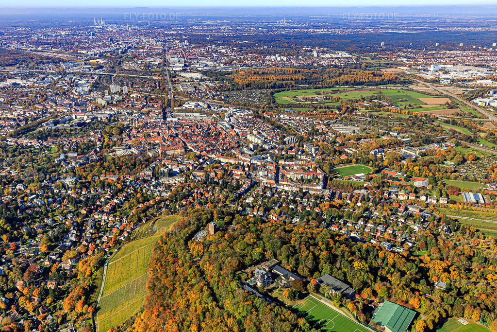 Luftbild: Stadtansicht von Osten unterm Turmberg im Ortsteil Durlach in Karlsruhe im Bundesland Baden-Württemberg in Deutschland. Foto: IMG_129875.jpg vom 24.10.2021 durch Werner Riehm/FLY-FOTO.de