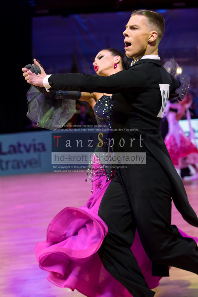 20241215_WDSF_Int_Open_Std-Riga-9820 | Tanzsportbilder, Standardtanz, Lateintanz, WDSF, DTV, LTVB, dancecomp, goc, hessen tanzt, blaues band der spree, walzer, tango, wiener walzer, slowfox, quickstepp, samba, rumba, cha-cha-cha, paso doble. jive, hd-kroft photography, turniertanzsport