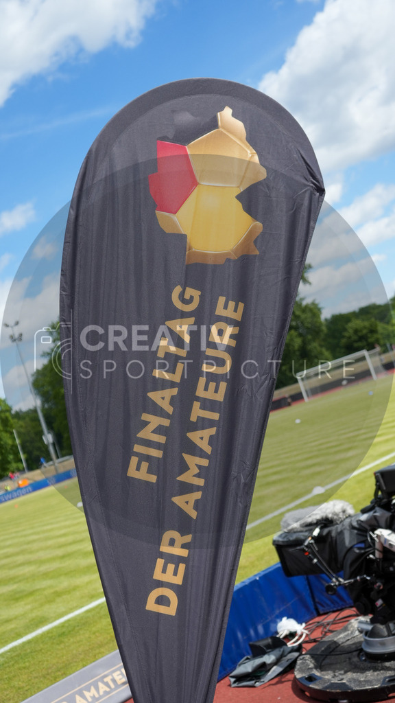 Fußball, Herren, Saison 2024/2025, Finaltag der Amateure 2025, Landespokal Brandenburg, Finale, VfB 1921 Krieschow vs. RSV Eintracht 1949, Samstag 24.05.2025, Volksparkstadion Neuruppin, | Fußball, Herren, Saison 2024/2025, Finaltag der Amateure 2025, Landespokal Brandenburg, Finale, VfB 1921 Krieschow vs. RSV Eintracht 1949, Samstag 24.05.2025, Volksparkstadion Neuruppin, Im Bild: Werbung vom Finaltag der Amateure - Realisiert mit Pictrs.com