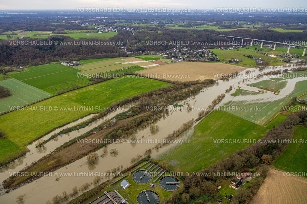 Essen231202898Kettwig-topaz | Luftbild, Ruhrhochwasser, Weihnachtshochwasser 2023, Fluss Ruhr tritt nach starken Regenfällen über die Ufer, Überschwemmungsgebiet Kettwiger Ruhraue, Bäume im Wasser, Kläranlage Kettwig, Mintarder Ruhrtalbrücke Autobahn A52, Kettwig, Essen, Ruhrgebiet, Nordrhein-Westfalen, Deutschland