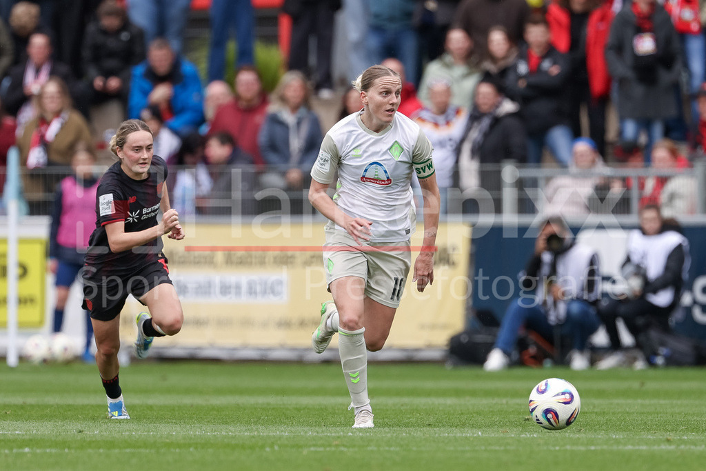 Fussball, Google Pixel Frauen-Bundesliga, Bayer 04 Leverkusen - SV Werder Bremen | v.li.: Sofie Zdebel (Bayer 04 Leverkusen, 16) und Lina Hausicke (SV Werder Bremen, 18) im Laufduell, Zweikampf, Duell, Dynamik, Aktion, Action, Spielszene, DIE DFB-RICHTLINIEN UNTERSAGEN JEGLICHE NUTZUNG VON FOTOS ALS SEQUENZBILDER UND/ODER VIDEOÄHNLICHE FOTOSTRECKEN. DFB REGULATIONS PROHIBIT ANY USE OF PHOTOGRAPHS AS IMAGE SEQUENCES AND/OR QUASI-VIDEO.
