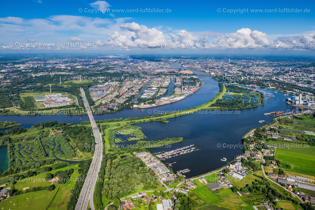 Hamburg_Peute_Industrie_Und_Gewerbegebiet_ELS_1072050823 | HAMBURG 05.08.2023 Industrie- und Gewerbegebiet an der Peutestraße - Hovestraße - Müggenburger Hauptdeich entlang des Flussverlaufs der Norderelbe im Ortsteil Veddel in Hamburg, Deutschland. // Industrial and commercial area on Peutestrasse - Hovestrasse - Mueggenburger Hauptdeich in the district Veddel in Hamburg, Germany. Foto: Martin Elsen