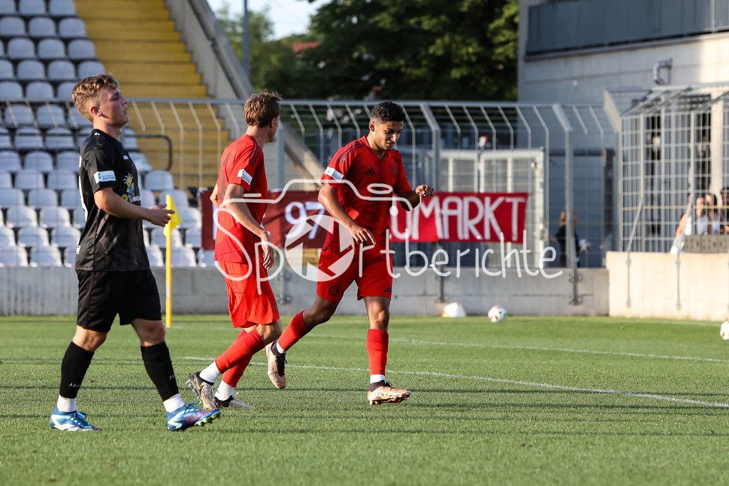 FC Bayern Amateure - SpVgg Ansbach | Jubel nach dem Treffer zum 2-0 durch Davide Dell`ERBA (FCB #7) / Freude / Tor / Torschuetze / Foulelfmeter